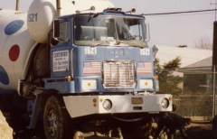 1973 F-900 with 15-17 cu.yd. Challenge Mixer