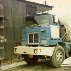 1973 F-900 with 15-17 cu.yd. Challenge Mixer