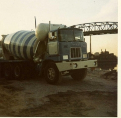 1973 F-900 with 15-17 cu.yd. Challenge Mixer