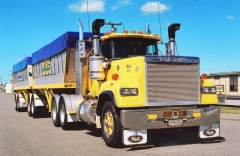 TWT Mack R-686 with Superliner Hood