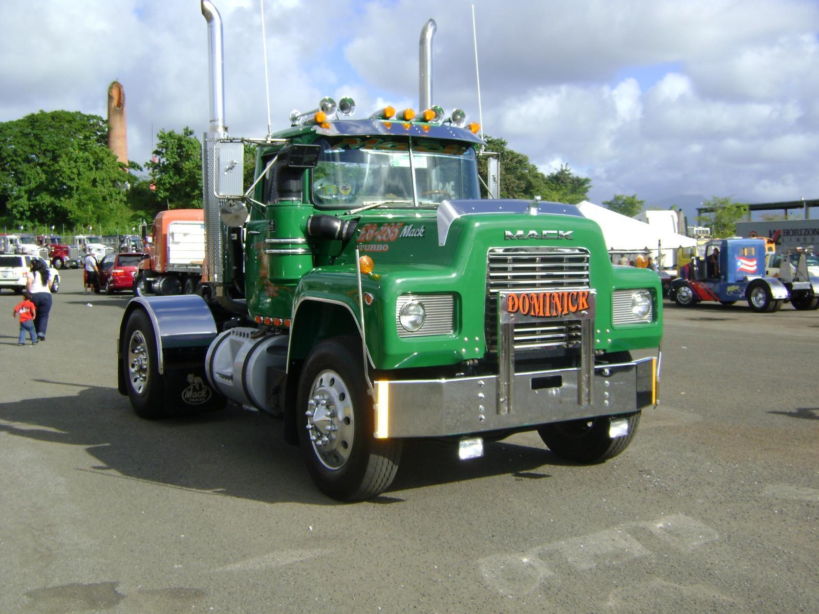 SHOW AND SHINE WORK MACK TRUCKS