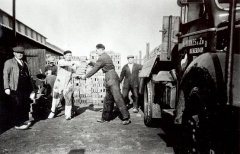 Mack NR stenenwagen lossen met handje.jpg