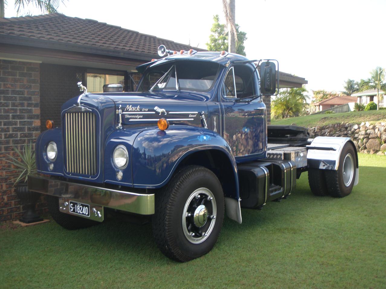 Mack B-61 RT