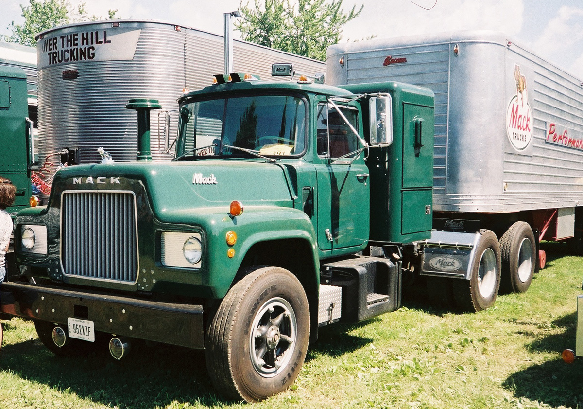 1966 Mack R600 1953 Brown trailer.