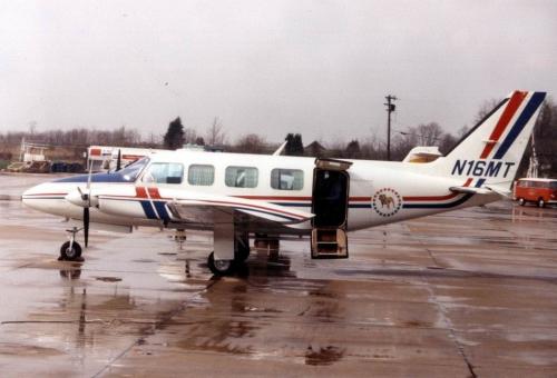 Bulldog Airlines XVI, Piper PA-31-350, N16MT (1979).jpg