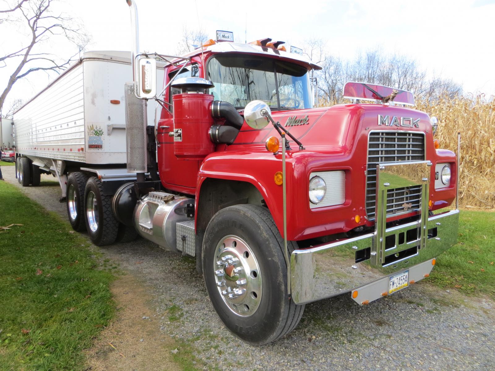 Beautiful working R  Model  Antique and Classic Mack  