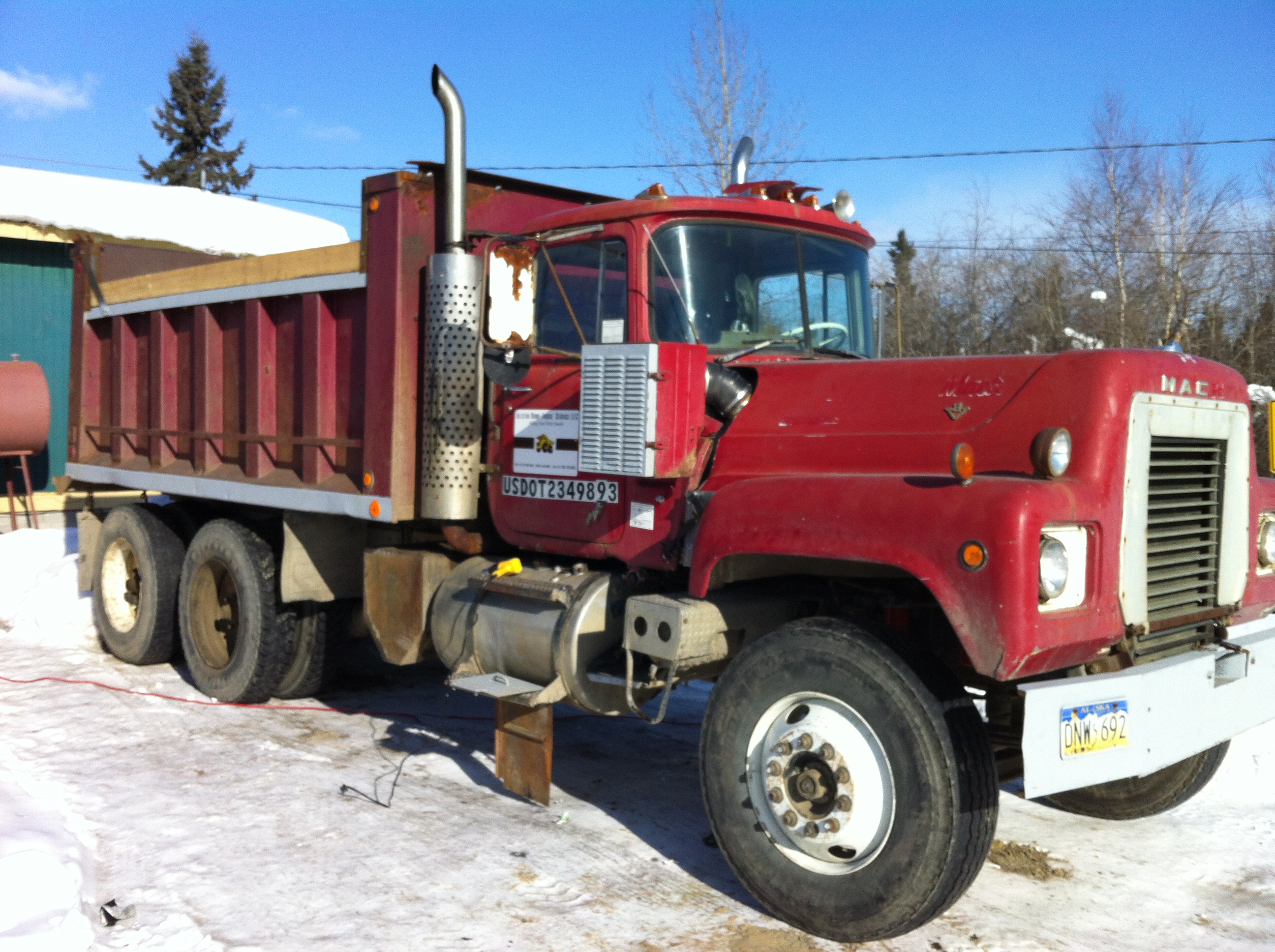  Mack  1975 RS700L  V8 for sale asking 13 500 00 or best 