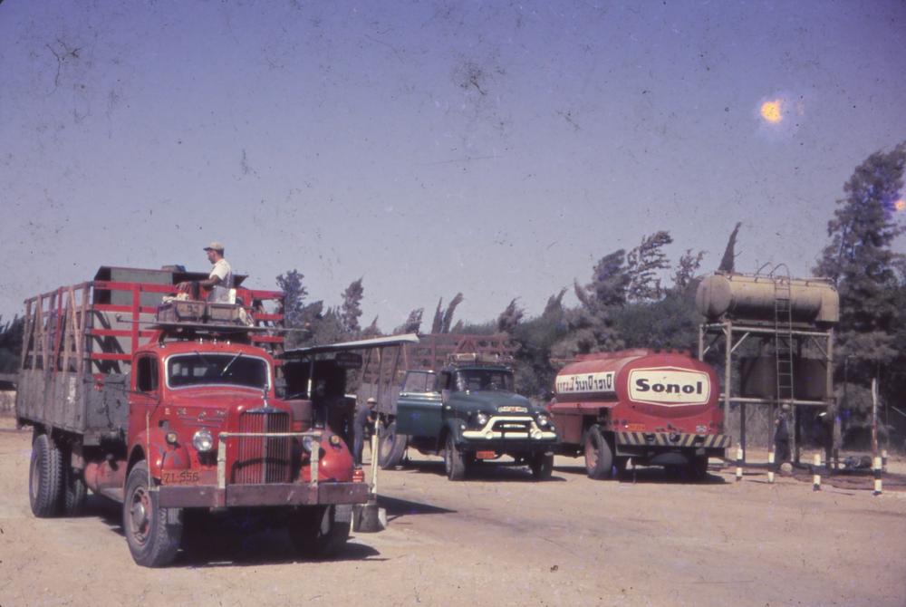 שקופית 1- 415 -1960-9-המק האדום עם מיכל להובלת דגים-דניאל אלוני-לידו משאית הפרגו.jpg