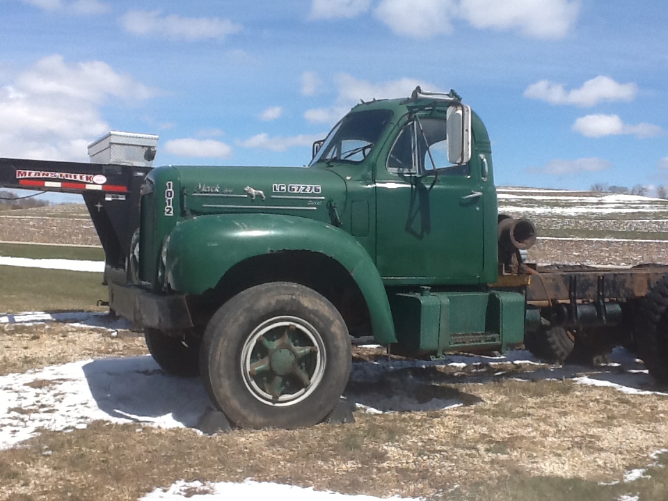 1962 Mack B61. project truck, does not run. also have extra fenders , hood,...