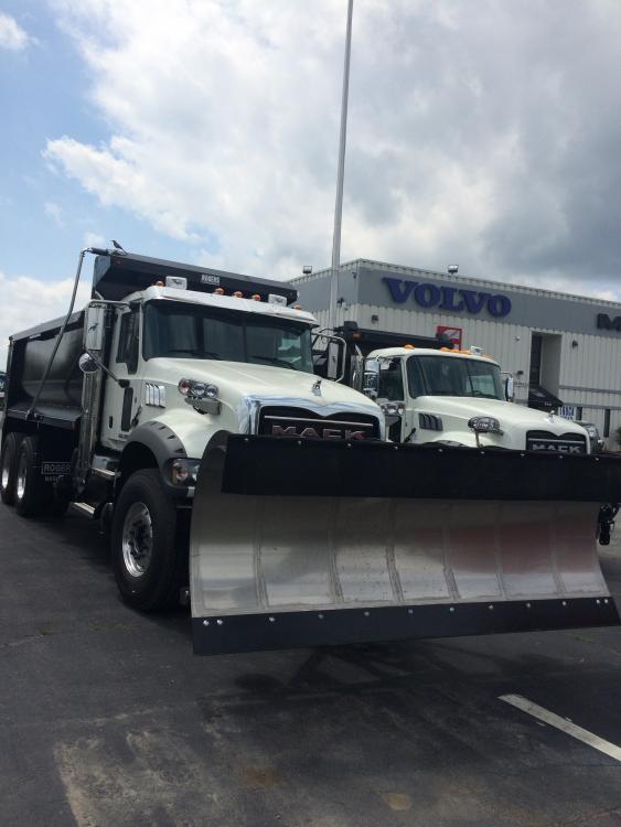 Mack GU713 Snow Plows 017.JPG