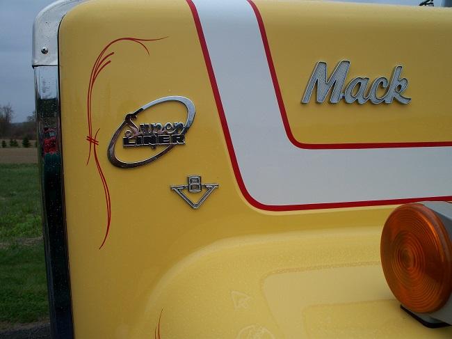 Mack Superliner V8
