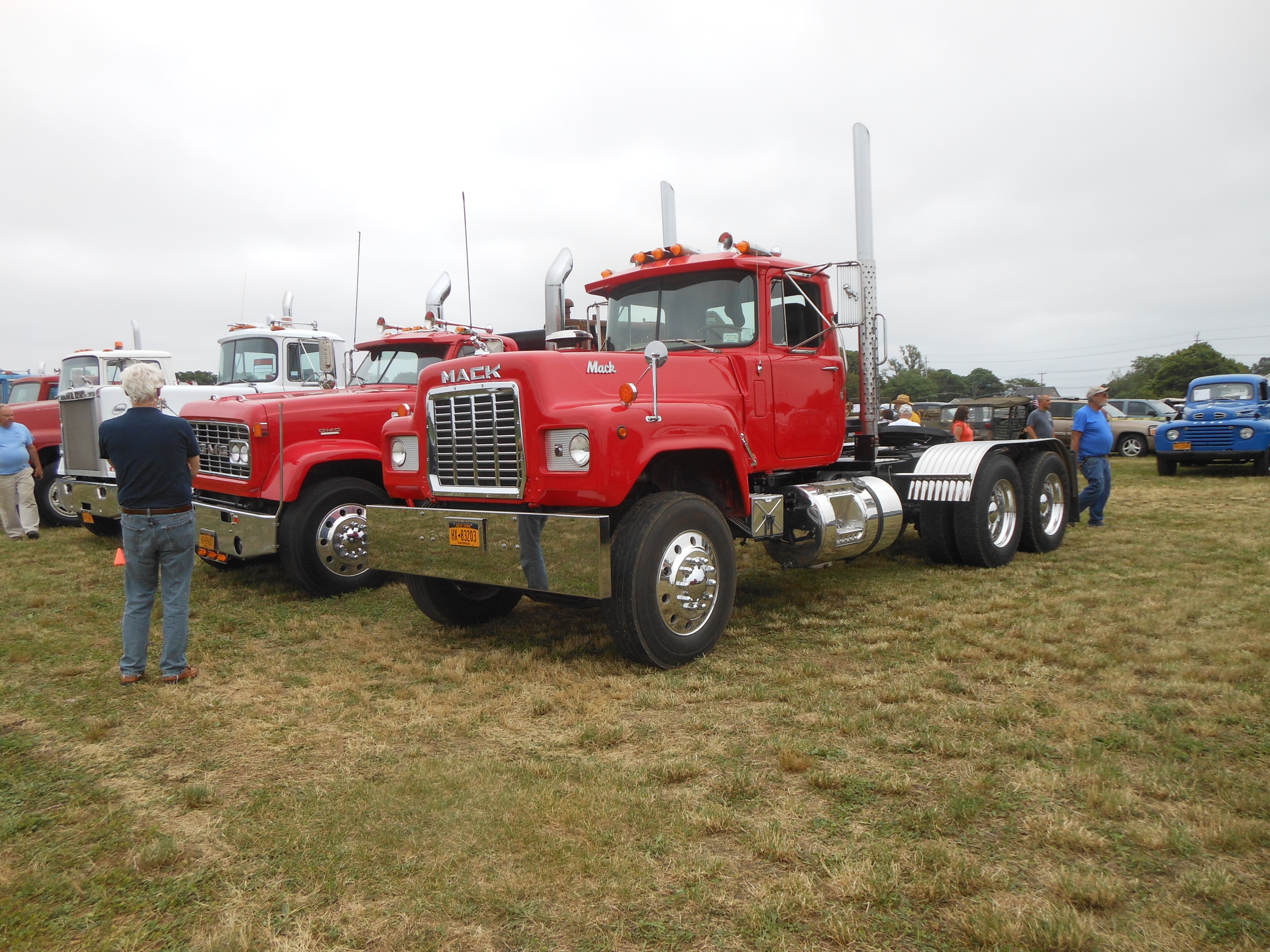 1979 mack R700 V8 866 375hp 12 speed with air low shift 44 camelback alumin...