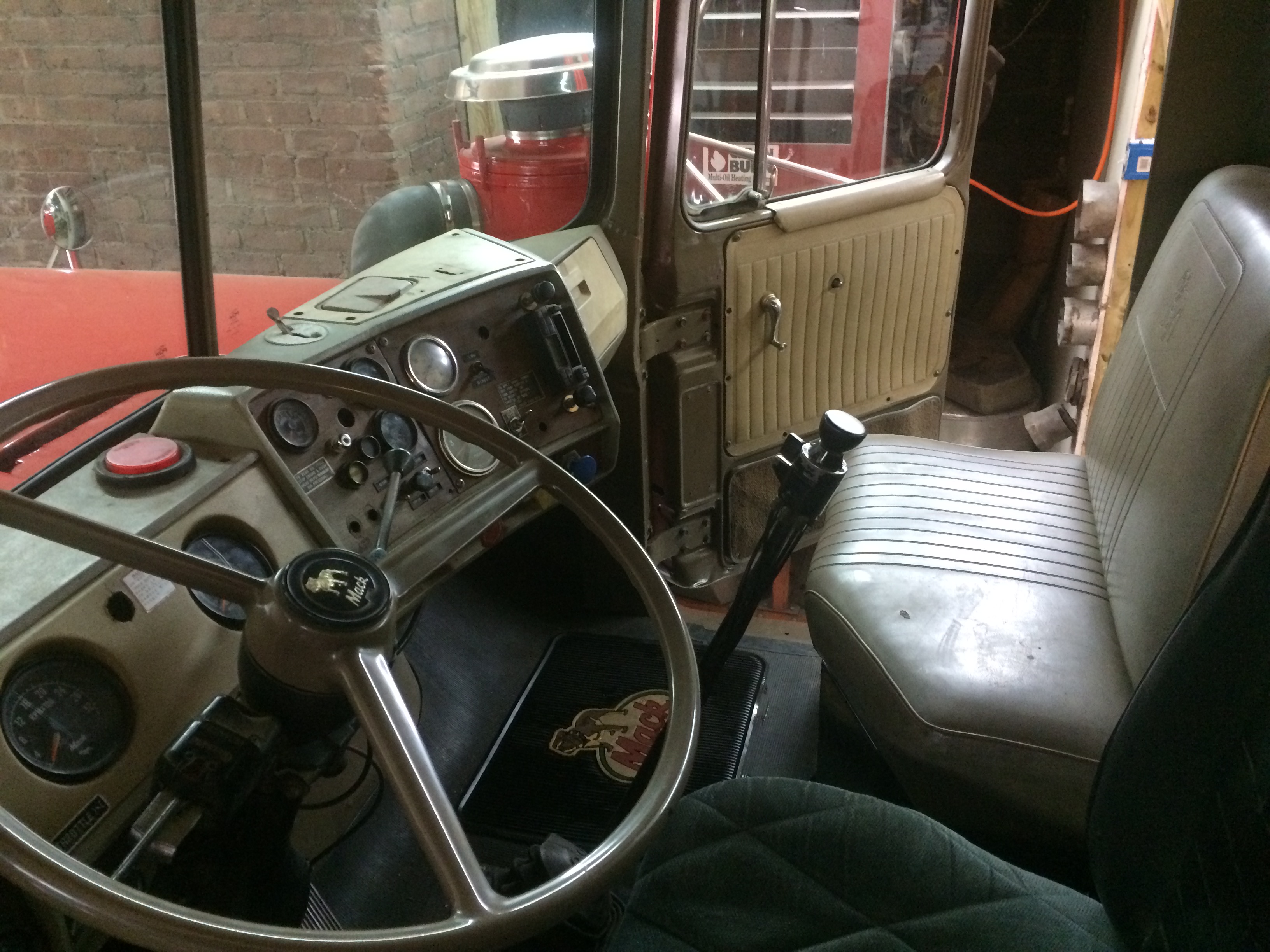 1979 mack R700 V8 866 375hp 12 speed with air low shift 44 camelback alumin...