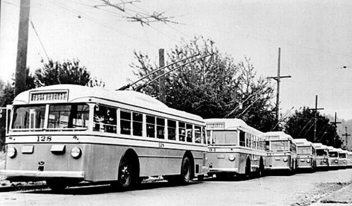 Mack CR-3S, Portland no.128 (1936).jpg