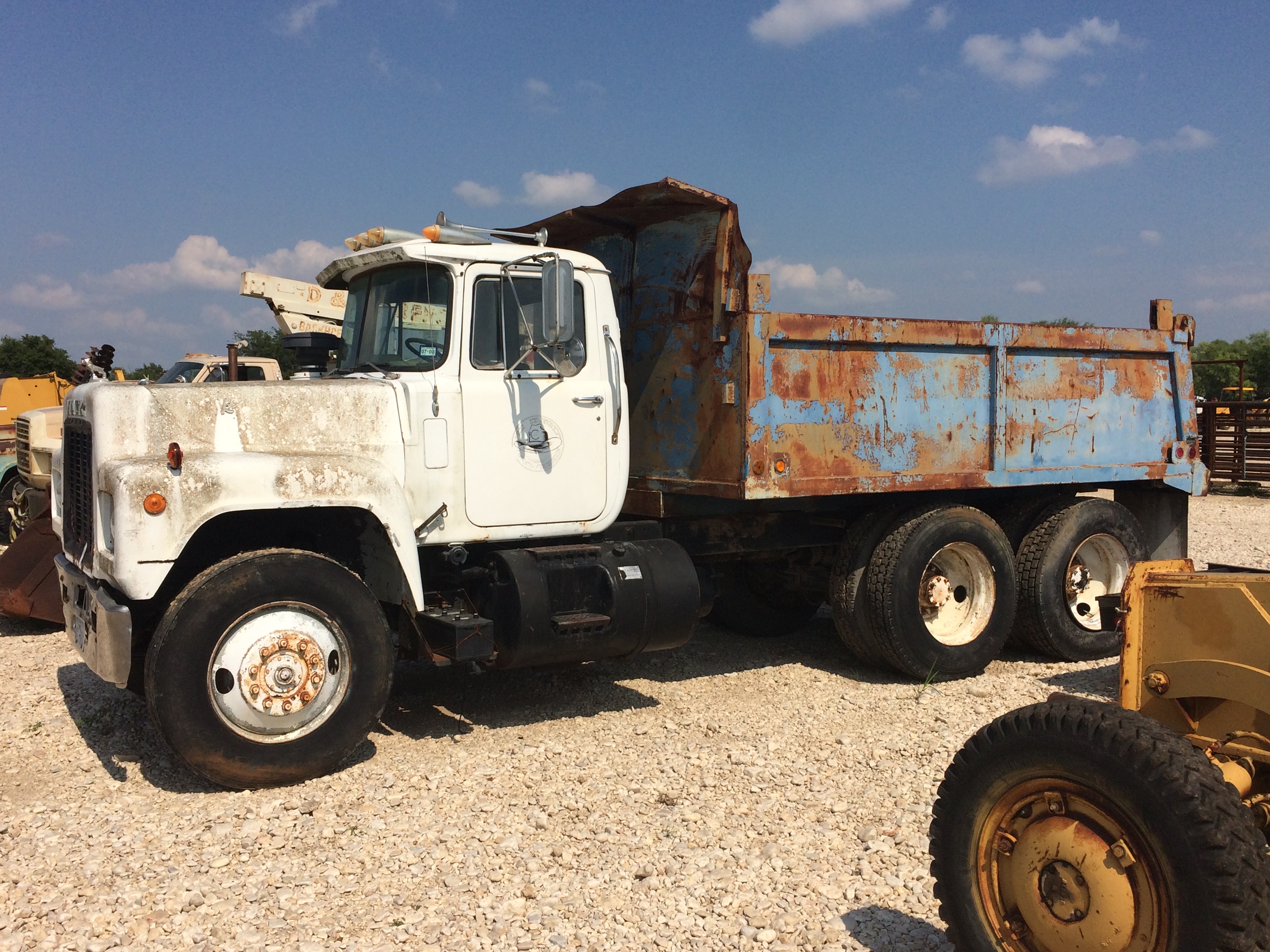 I just picked up a 1989 Mack r model from an auction and I am going to try ...