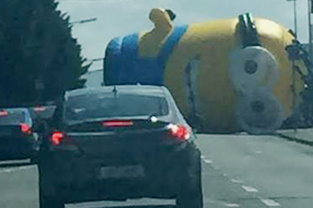 a-giant-minion-caused-a-traffic-accident-in-irela-2-20392-1438650413-5_dblbig.jpg.6b19e6dd1be79e5fbcdc2c518bad7ab6.jpg