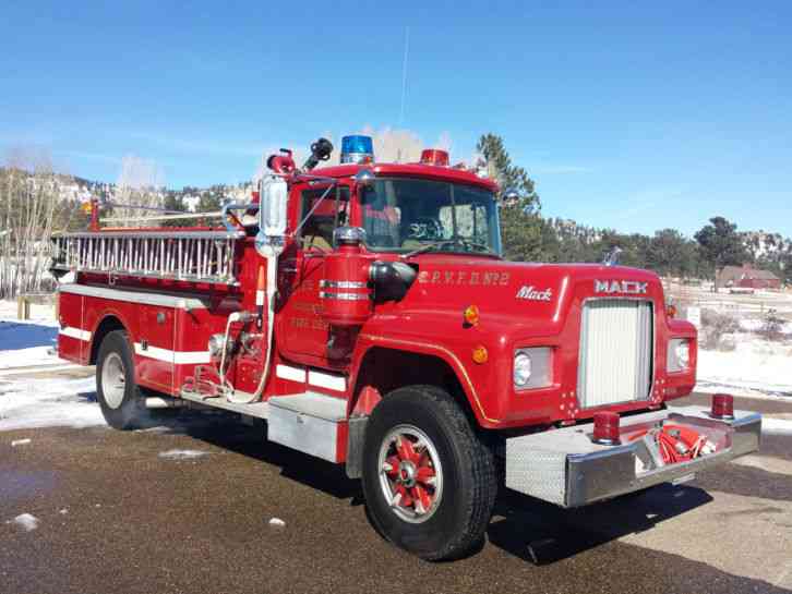 1976-mack-r611-fire-truck-292041084147-0.jpg.1007084e6fcae76229065501c50ebabb.jpg