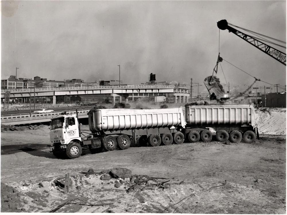 Fruehauf_super_dump_with_GMC_tractor.thumb.jpeg.d686c46582665a6fb1556bc2f6d80c55.jpeg