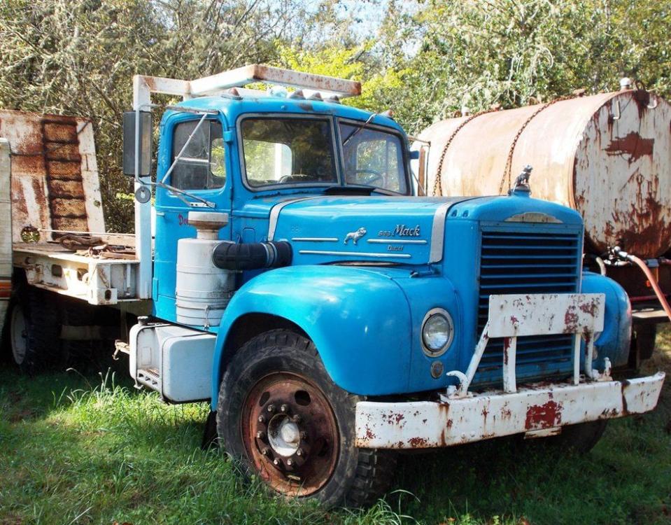 1948-mack-ramp.thumb.jpg.6183ca51b1a3b23ece417fb0c220956f.jpg