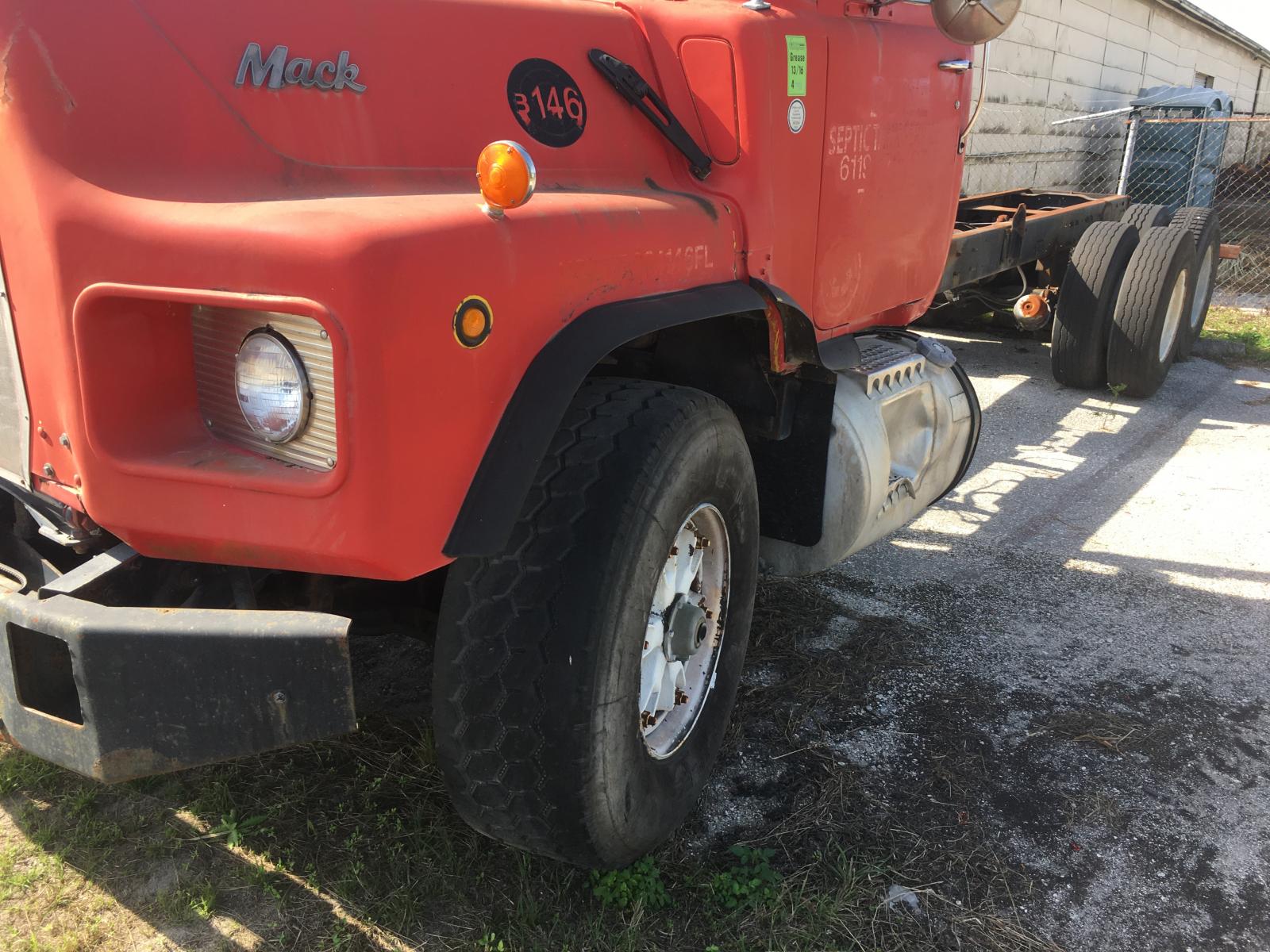 90 Mack DM690S